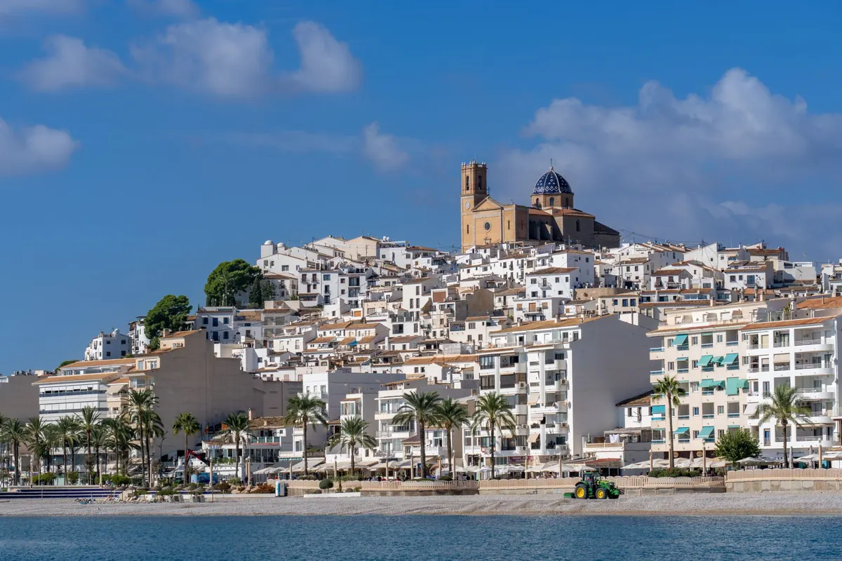 Altea vista desde el mar, con el casco antiguo y la iglesia de la cúpula azul