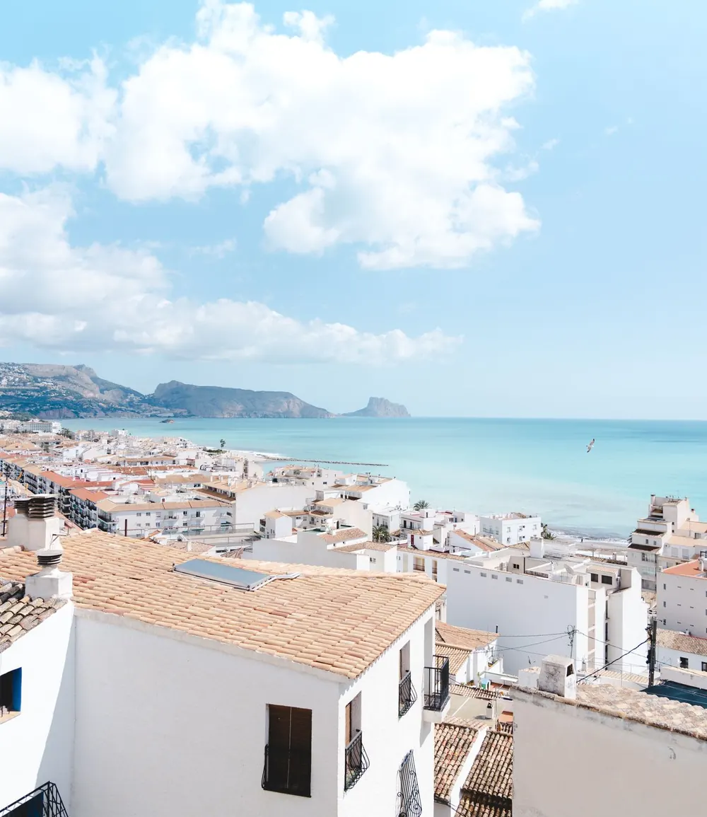 Casas blancas de Altea con el mar Mediterráneo y el Peñón de Ifach al fondo